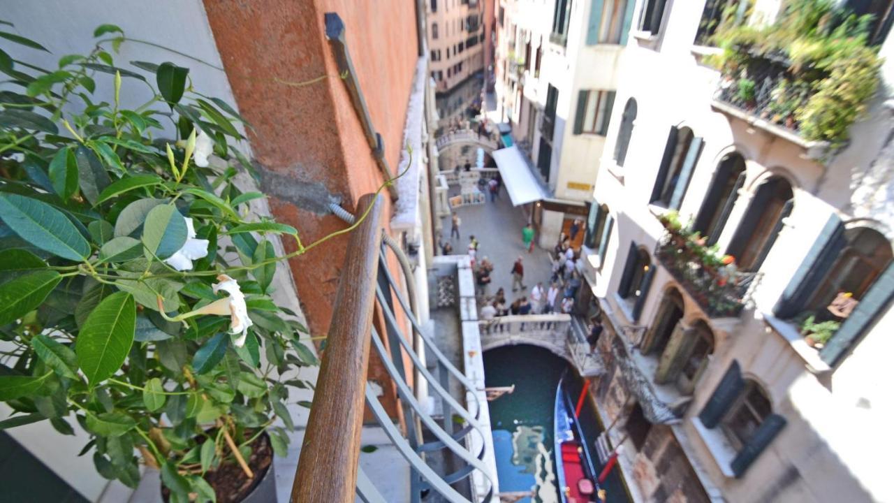 Ai Bareteri Luxury Canal View Βενετία Εξωτερικό φωτογραφία