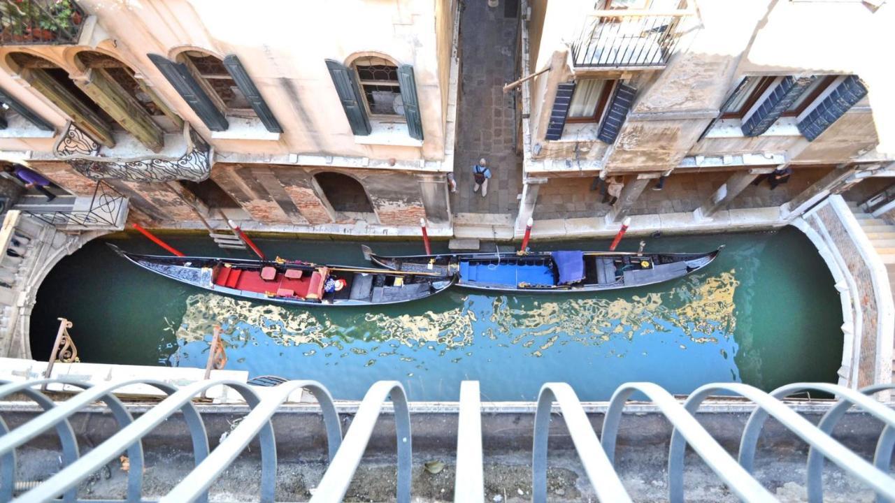 Ai Bareteri Luxury Canal View Βενετία Εξωτερικό φωτογραφία